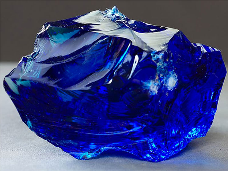 Trang trí Đá Sapphire xanh giúp gia chủ sinh năm 1988 mang lại tài lộc, may mắ